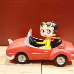 Figura Betty Boop en coche