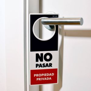Colgador para puertas (poming) Propiedad privada